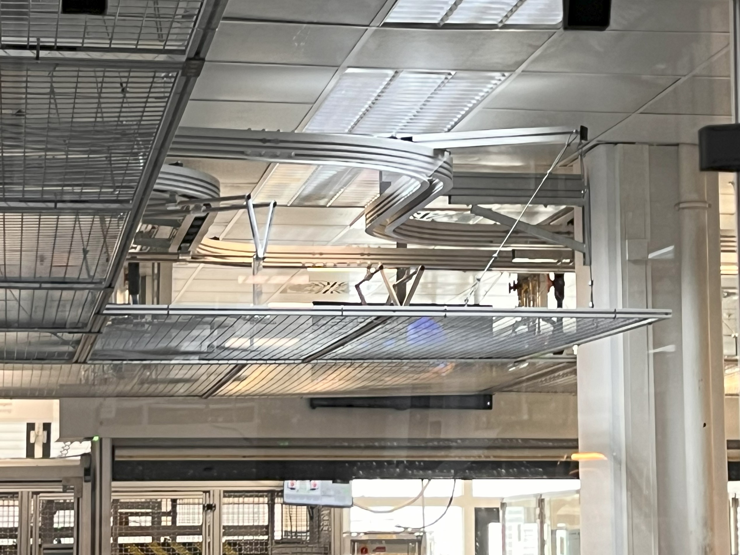 Bahnen unter der Decke